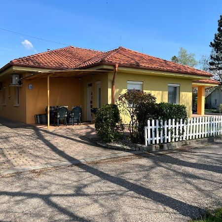 Villa Gracia Patince Exteriör bild