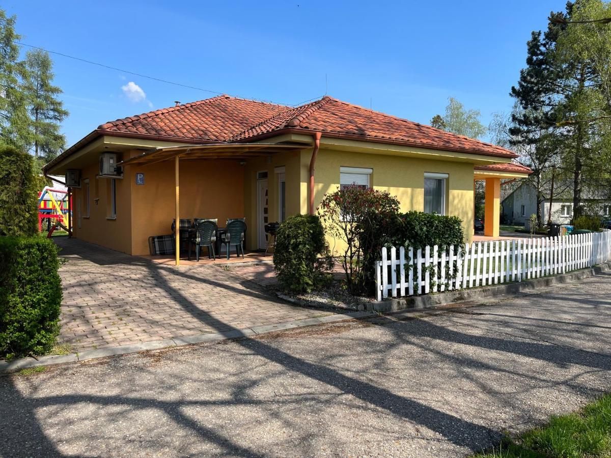 Villa Gracia Patince Exteriör bild