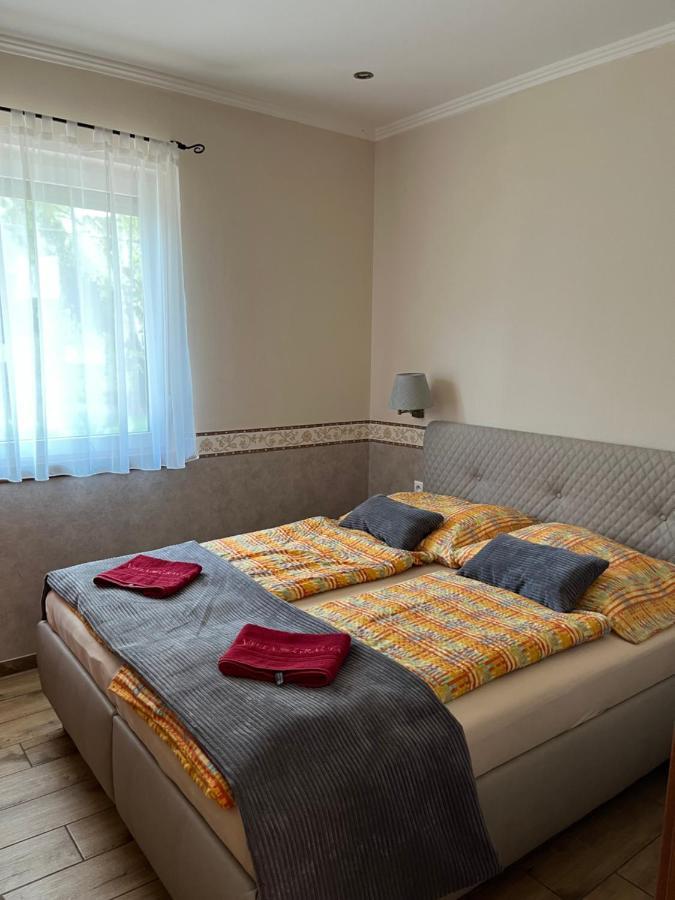 Villa Gracia Patince Exteriör bild