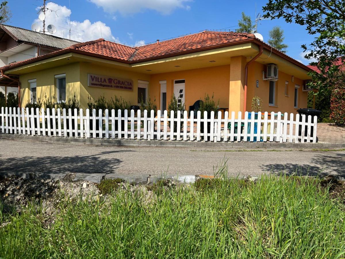 Villa Gracia Patince Exteriör bild