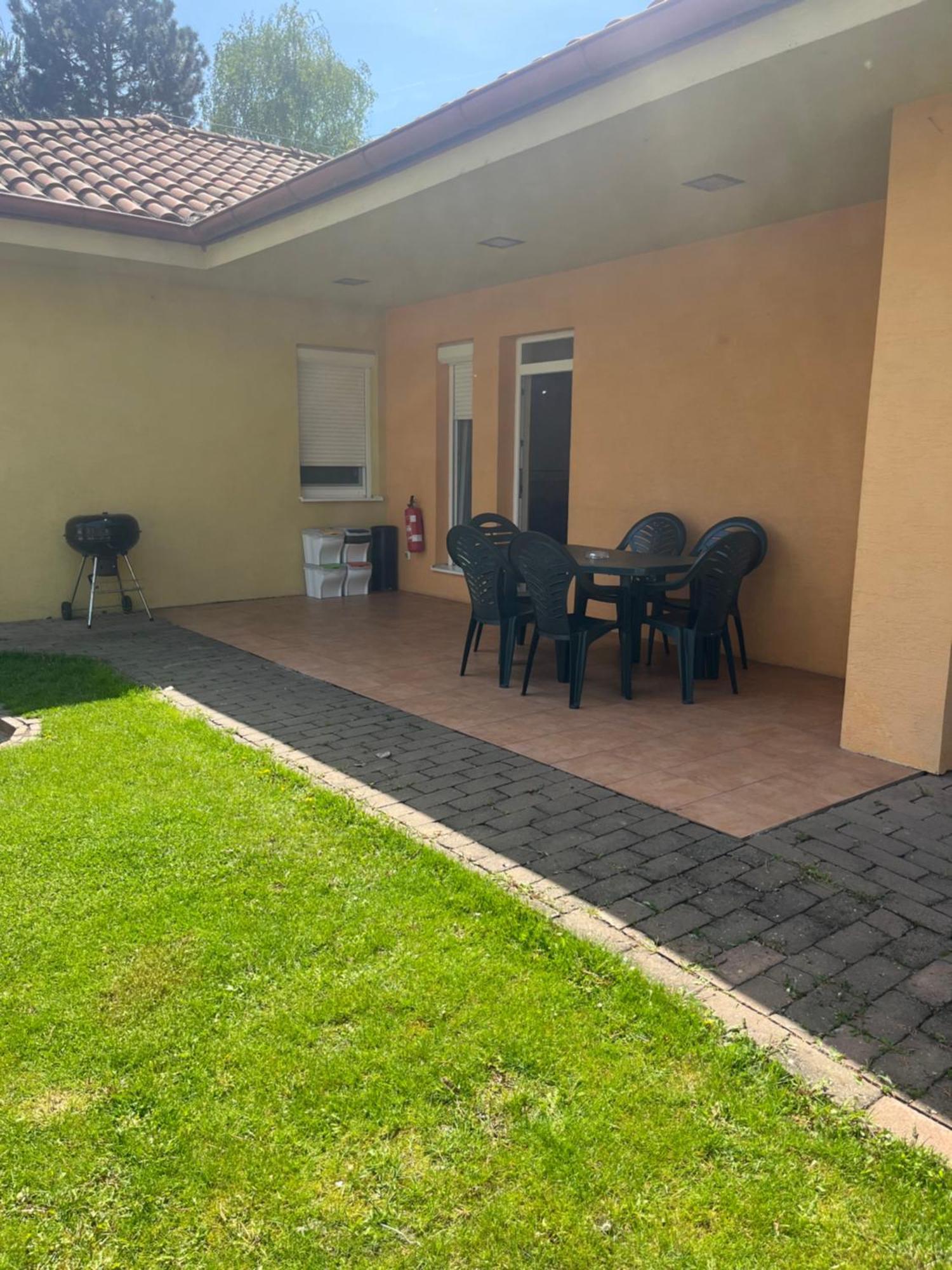 Villa Gracia Patince Exteriör bild