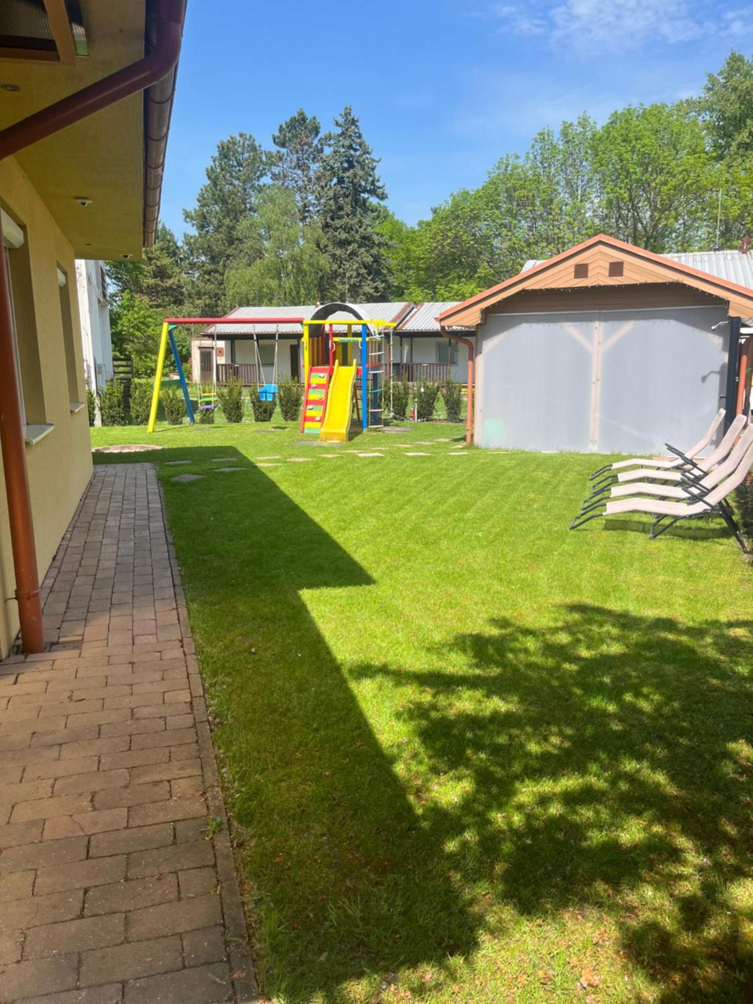 Villa Gracia Patince Exteriör bild