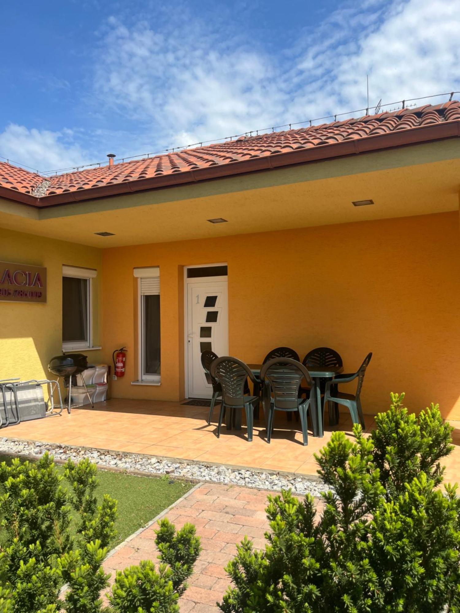 Villa Gracia Patince Exteriör bild