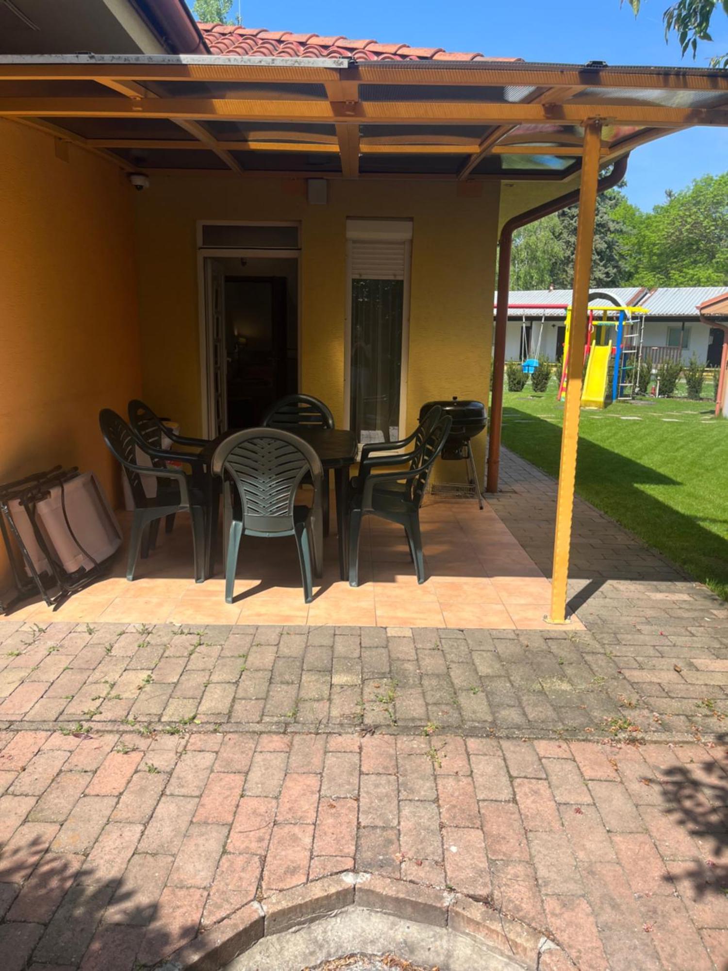 Villa Gracia Patince Exteriör bild